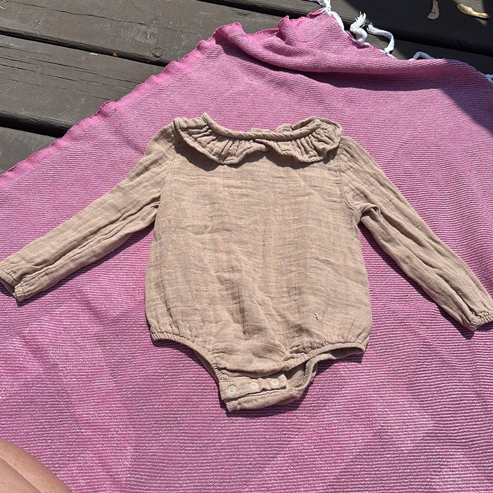 Angel Dear muslin Ruffle collared bubble romper in nougat 18-24M organic‎ cotton